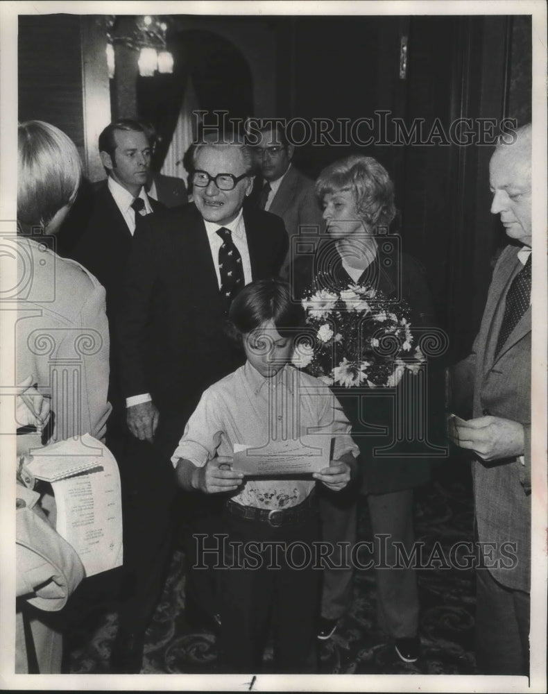 1975 Press Photo Vice President Rockefeller, Bradley Olson, his mom, Milwaukee. - Historic Images