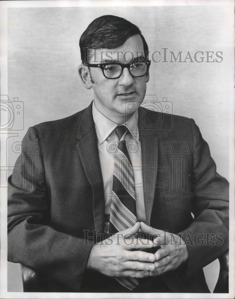 1970 Press Photo Superintendent Kenneth H. Reinke during an interview-Historic Images