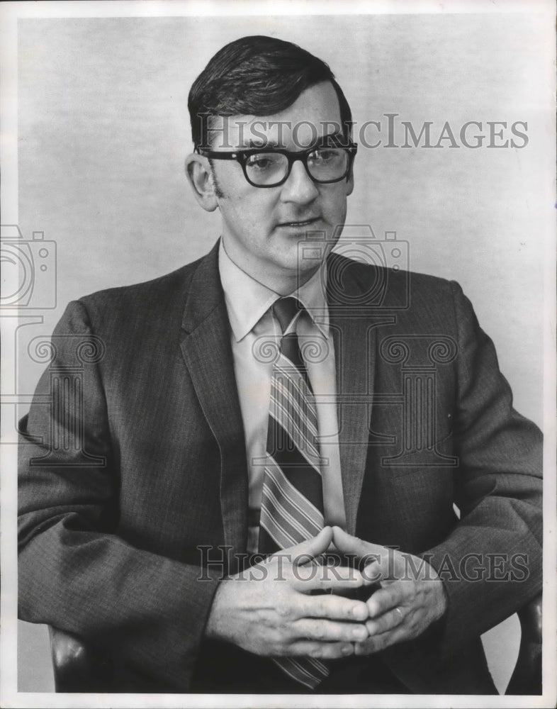 1970 Press Photo Superintendent Kenneth H. Reinke during an interview ...
