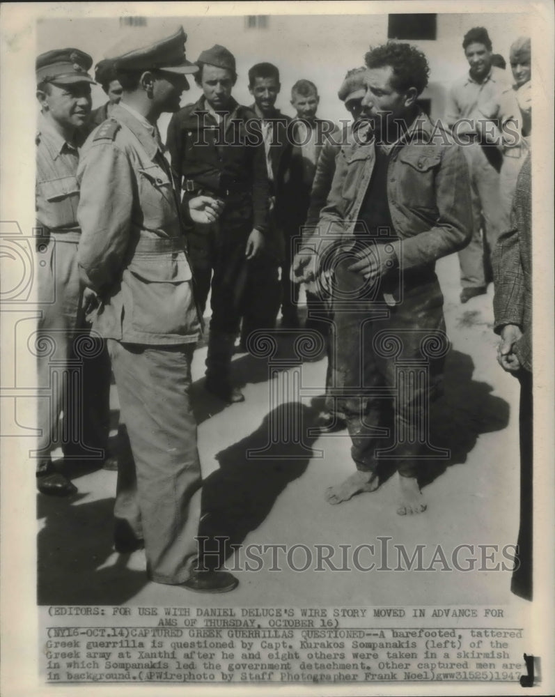 1947 Press Photo Greek Guerrilla Questioned by Captain Kurakos Sompanakis - Historic Images