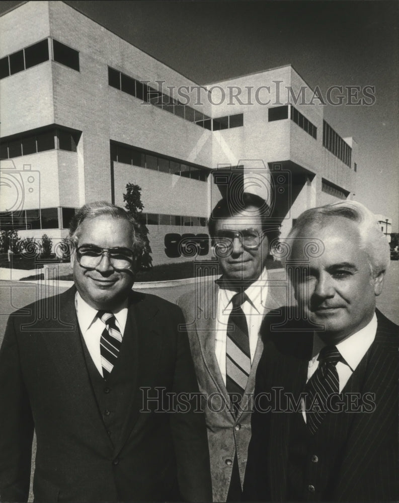 1981 Press Photo Developers outside the office of Py-Vavra Development, Inc. WI - Historic Images