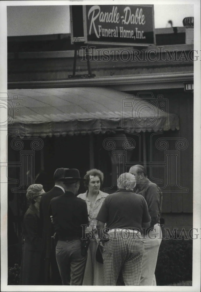 1978 Press Photo Nellie Gurrath, outside funeral home with mourners, Waukesha. - Historic Images