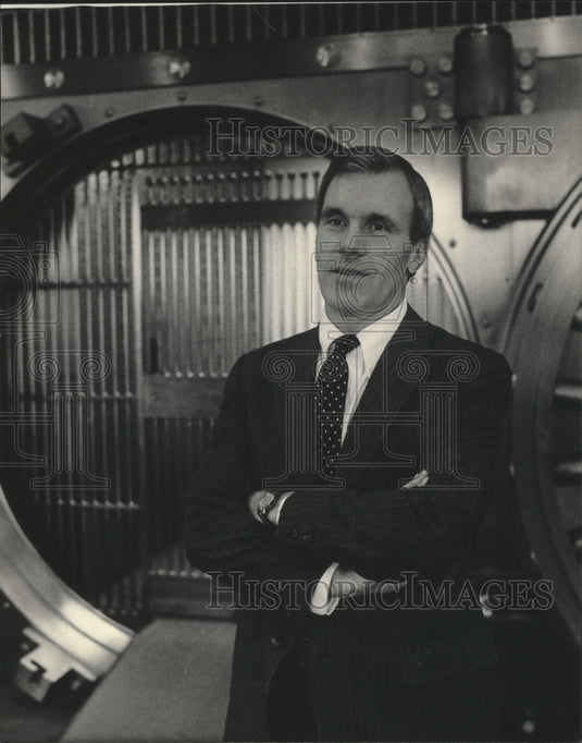 1984 Press Photo Roy Gust, President of Heritage Bank, Milwaukee. - mjb46873 - Historic Images