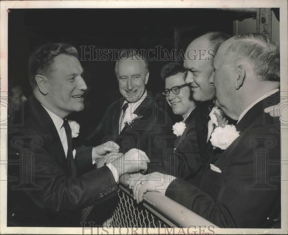 1963 Press Photo Republican Officials Speak with Governor Nelson Rockefeller - Historic Images