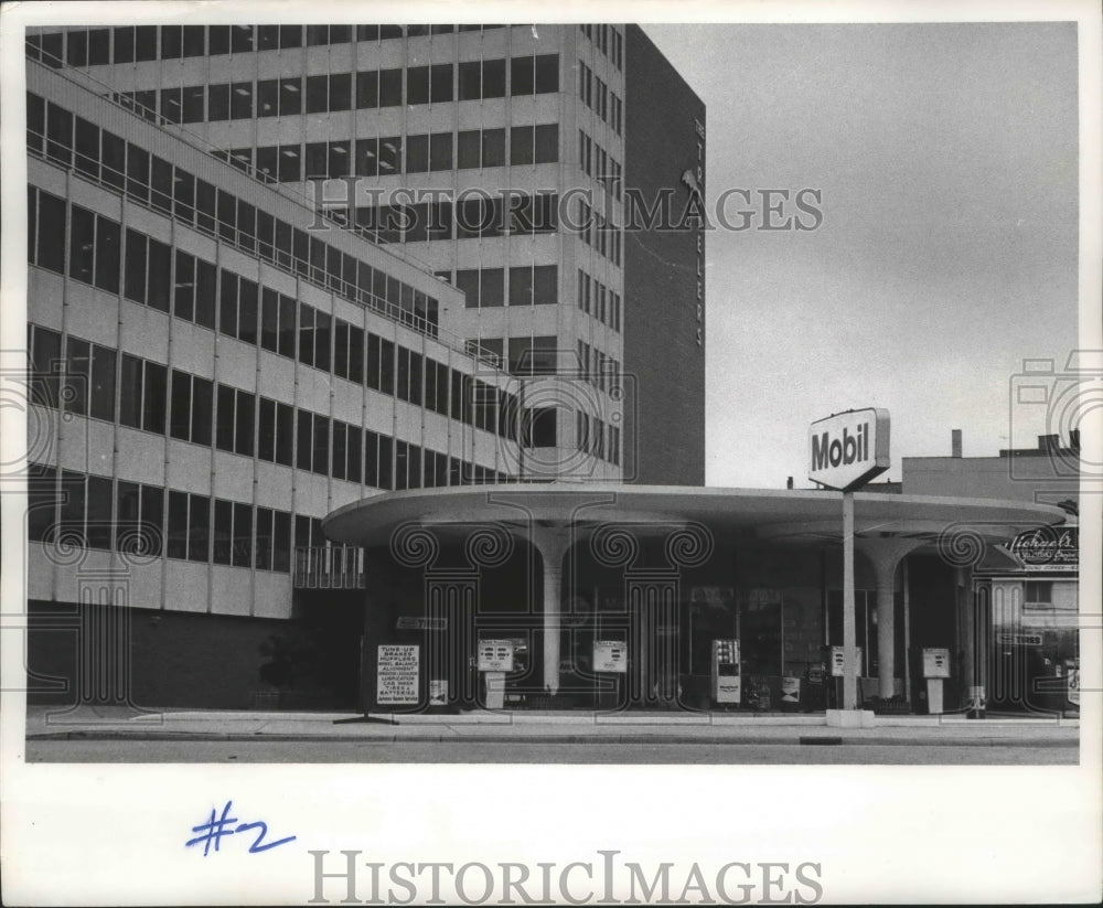 1966 Press Photo Downtown Milwaukee Mobil service station part of Juneau Square. - Historic Images