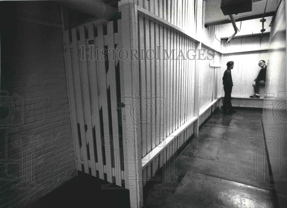 1993 Press Photo A narrow hallway at Milwaukee Trade & Technical High School - Historic Images