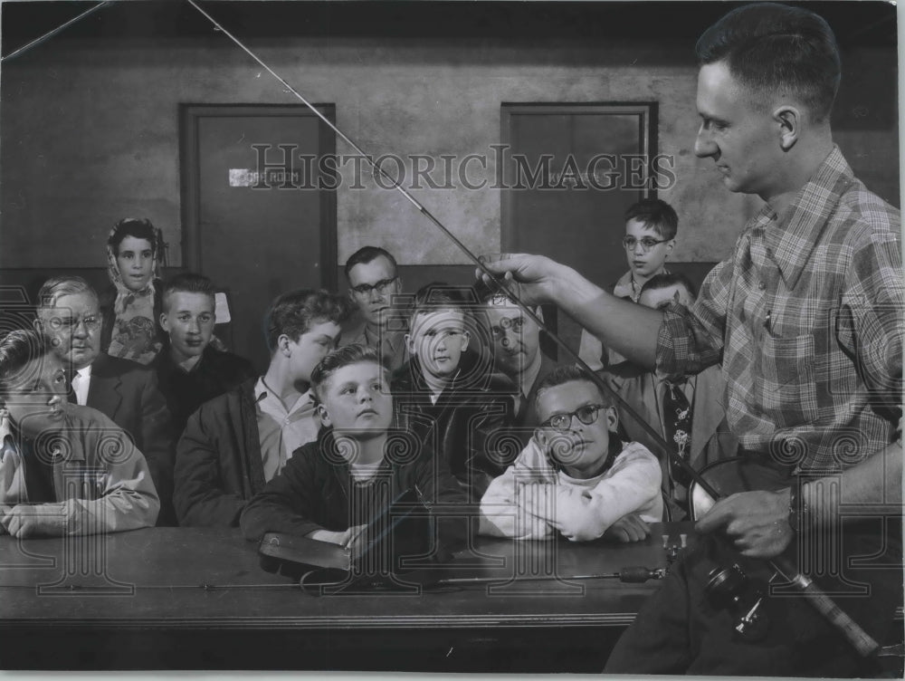 1958 Press Photo Ken Deerwester demonstrates spinning rod to a class, Milwaukee. - Historic Images