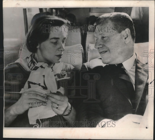 1964 Press Photo New York Governor Nelson Rockefeller and wife, on bus in Oregon-Historic Images