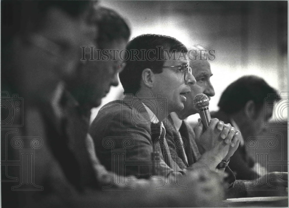 1993 Press Photo William Neureuther, town chairman addresses public, Wisconsin. - Historic Images