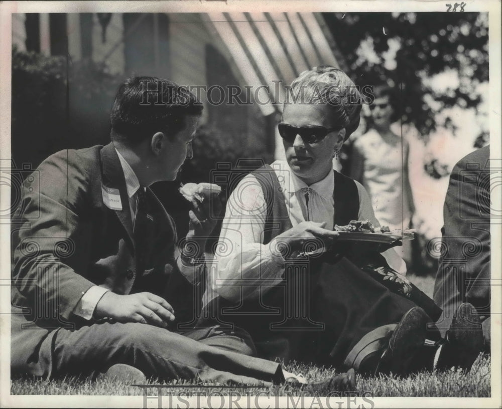 1968 Press Photo Mrs. Steven Rockefeller having lunch with Bradshaw Mintener jr. - Historic Images