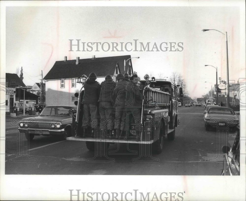 1973 Press Photo National Guardsmen ride on the back of a Milwaukee fire engine - Historic Images