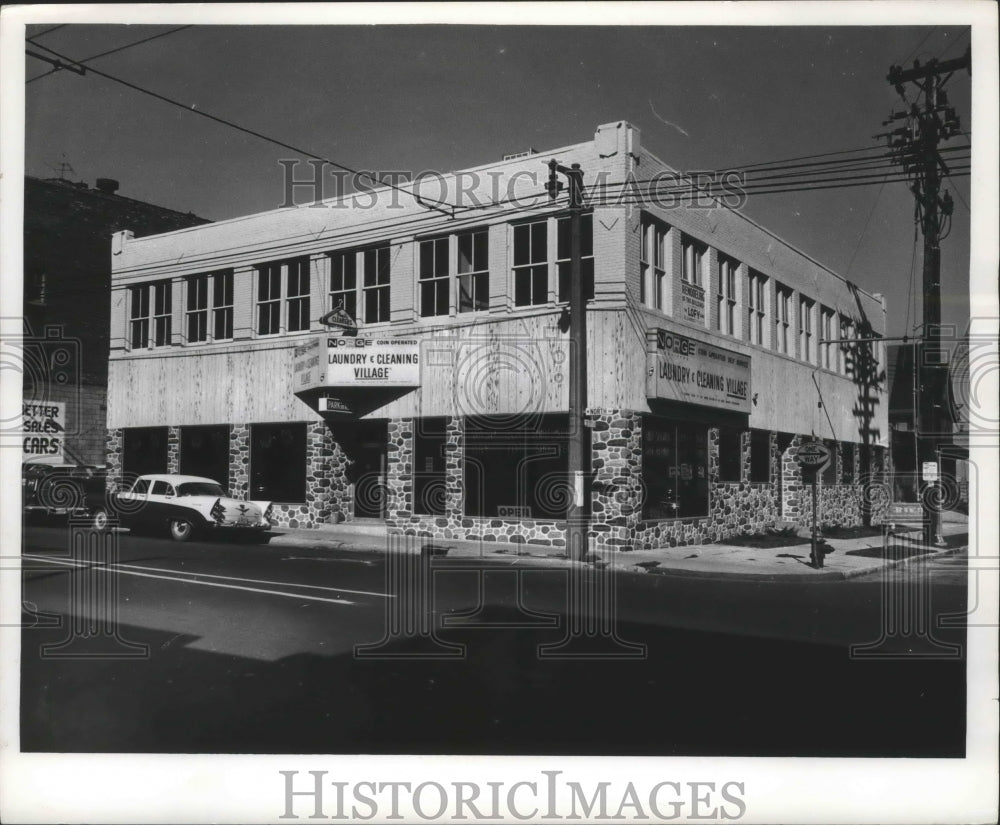1982 Press Photo Milwaukee building at 3100 W. North avenue houses a laundromat. - Historic Images