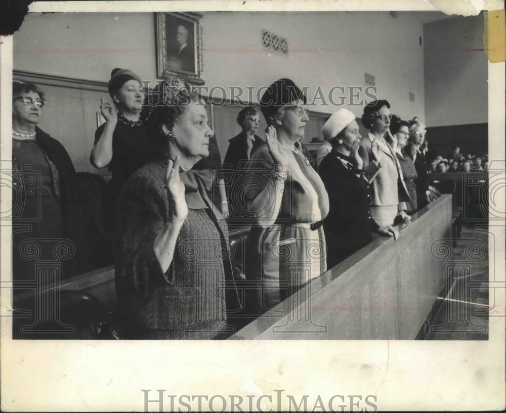 1968 Press Photo Twelve jurors in court being sworn in by the judge, Milwaukee. - Historic Images