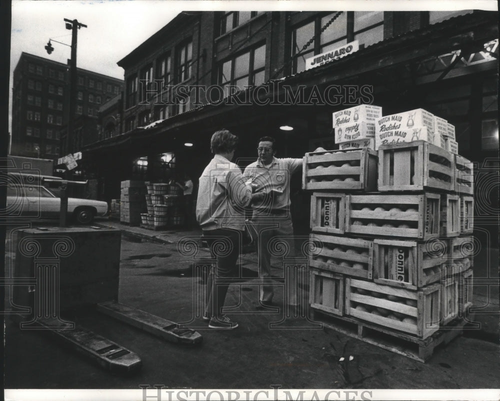 1973 Press Photo Dee McDonald placed produce order with Myron Jennaro, Milwaukee - Historic Images