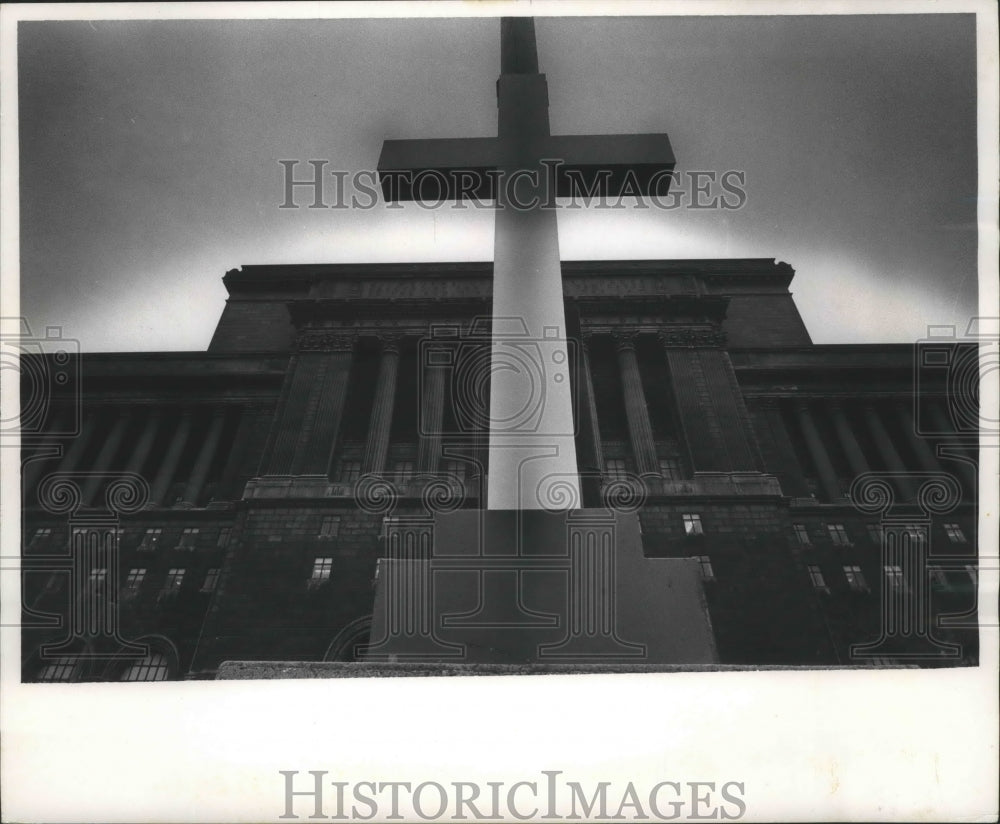 1965 Press Photo A Cross at the Milwaukee Courthouse in MacArthur Square - Historic Images