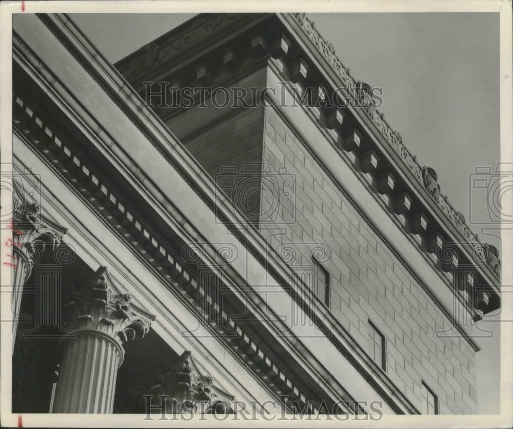 1949 Press Photo The Courthouse, an impressive stone structure, Milwaukee. - Historic Images