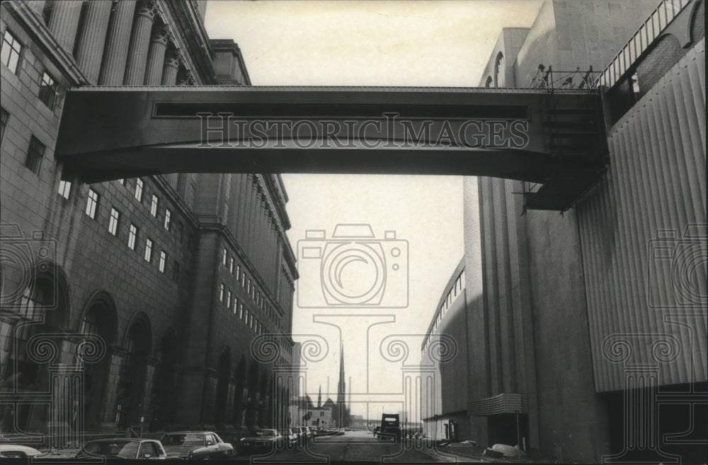 1969 Press Photo A walkway connects the annex and courthouse, Milwaukee.- Historic Images