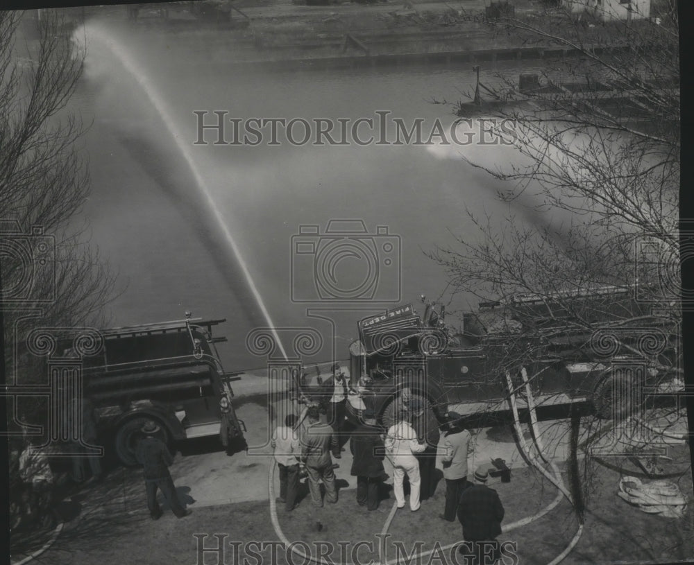 1959 Press Photo Underwriters Tested Milwaukee Fire Department Pumping Engines - Historic Images