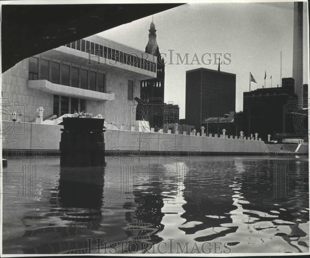 1973 Press Photo Milwaukee River flows thru the business district of Milwaukee - Historic Images