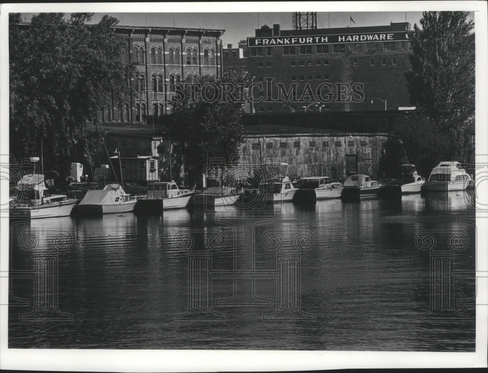 1977 Press Photo Boats docked on Milwaukee River west of Water Street, Milwaukee - Historic Images