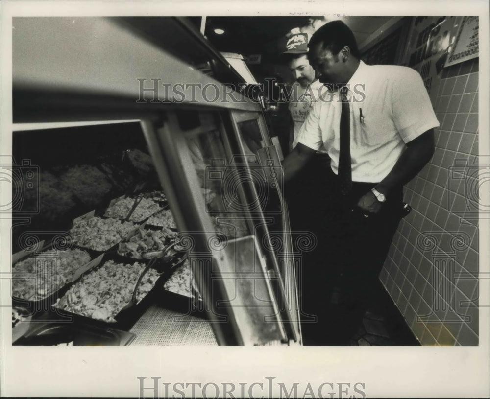 1991 Press Photo Muhammad Abd-Allah inspects Al&#39;s Seafood Market in Milwaukee - Historic Images