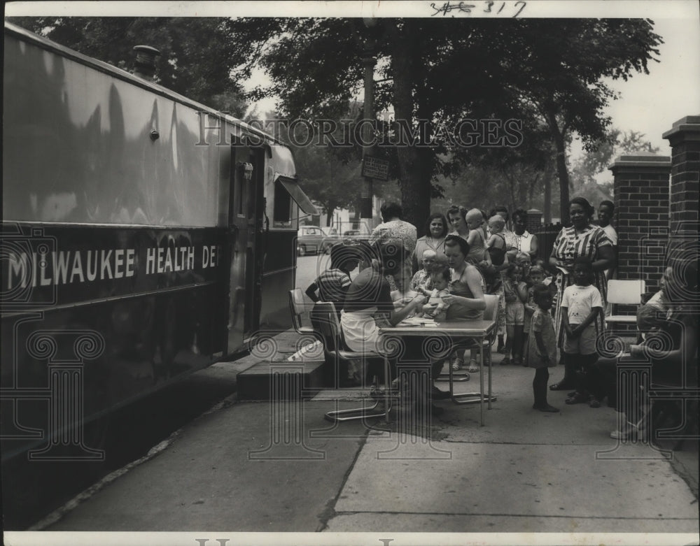 1952 Press Photo Milwaukee mobile clinic checks children at Seifert School-Historic Images