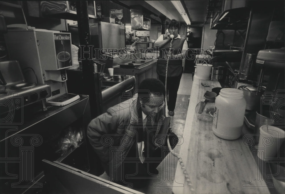 1984 Press Photo Health inspector Oscar Bord in Milwaukee restaurant - Historic Images