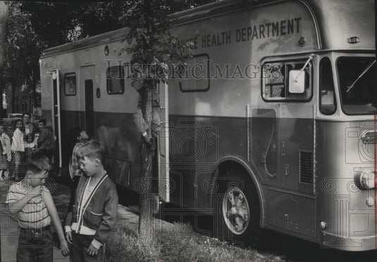 1960 Press Photo brothers Kenneth and Dale Henderson with Milwaukee health bus - Historic Images