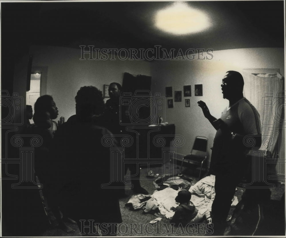 1991 Press Photo Officers Gary Young, Debra Gorenc, solving dispute, Milwaukee. - Historic Images