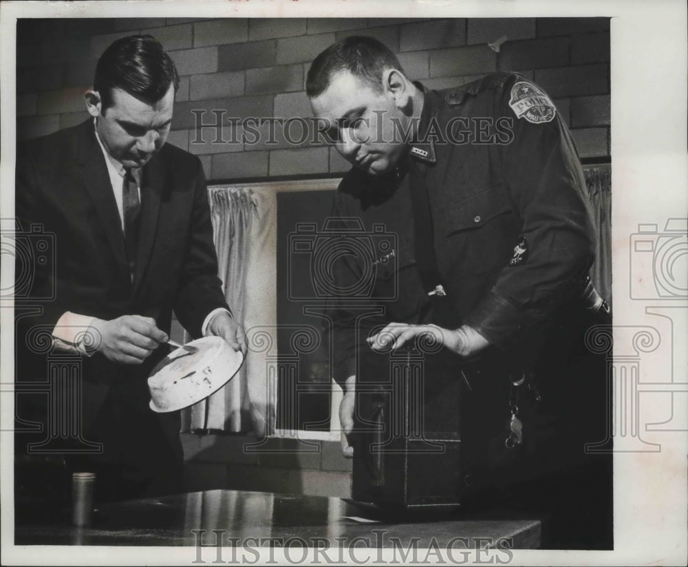 1967 Press Photo Detective Frank Noruk and Officer Simon, dusting pan, Milwaukee - Historic Images