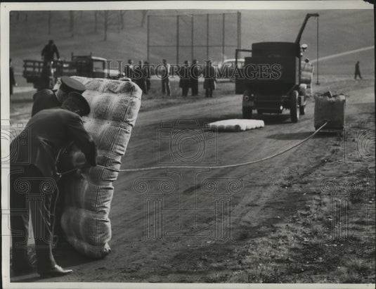 1941 Press Photo Milwaukee Police Department demonstrates bomb removal - Historic Images