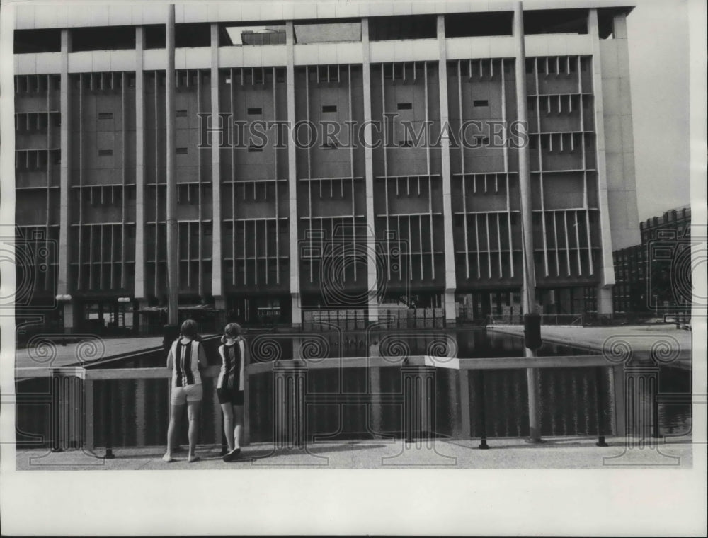 1970 Press Photo outside Milwaukee Police Administration Building, Wisconsin - Historic Images