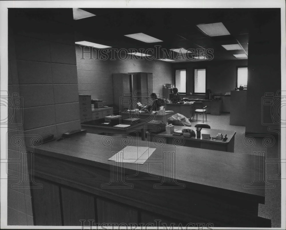1975 Press Photo City Attorney&#39;s office branch in Milwaukee Police Admin. Bldg. - Historic Images