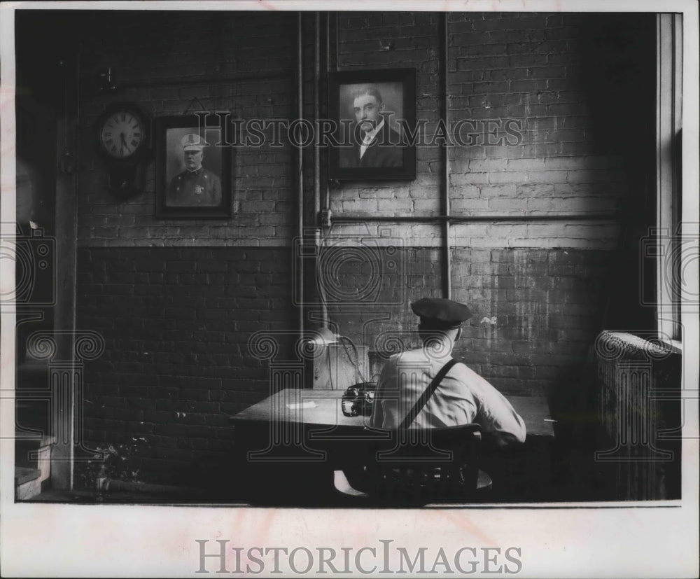 1963 Press Photo 5th district Patrolman Richard Bates works at desk in Milwaukee-Historic Images