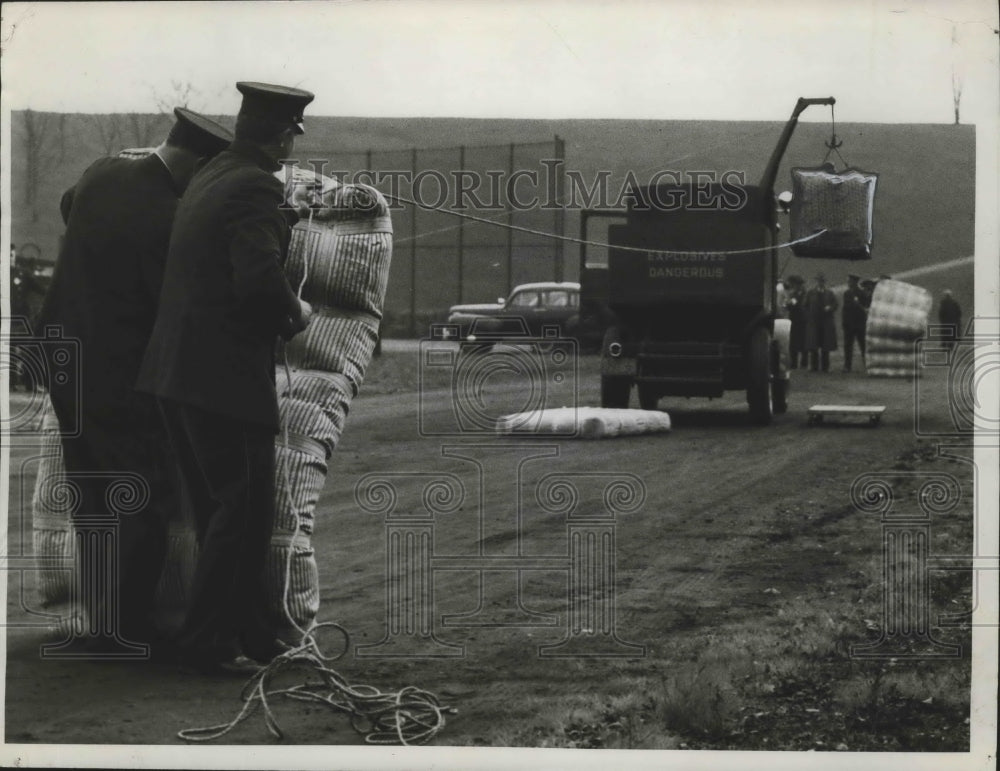 1940 Press Photo Milwaukee Police Dept., bomb squad, demonstrate removal of bomb- Historic Images