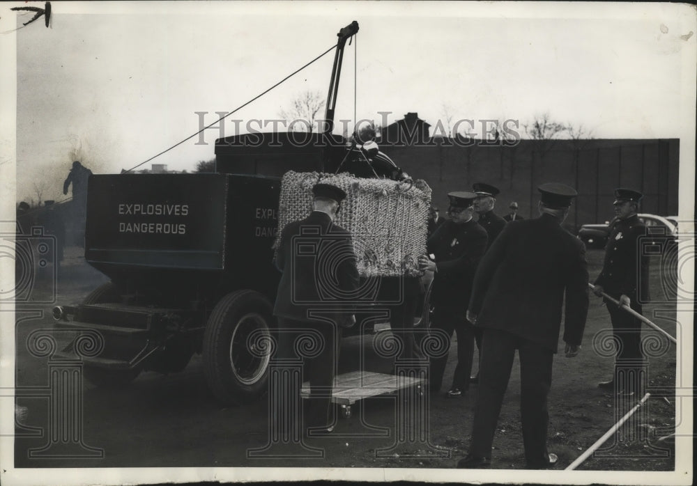 1941 Press Photo Milwaukee Police Dept.'s bomb squad lowering bomb basket - Historic Images