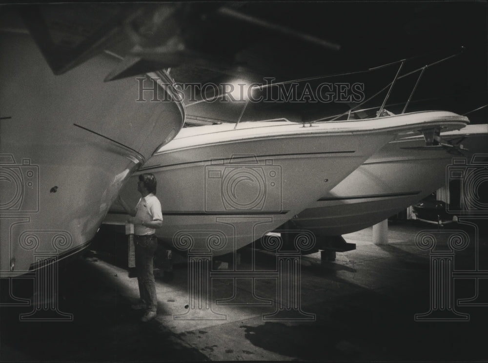 1994 Press Photo David Laack preparing his cruiser for the Milwaukee Boat Show - Historic Images