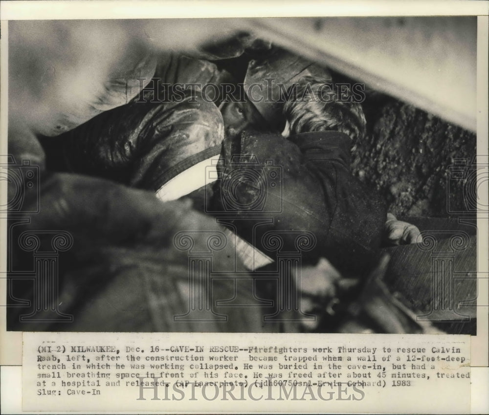 1963 Press Photo Milwaukee Firefighters Rescue Calvin Raab From Collapsed Trench - Historic Images