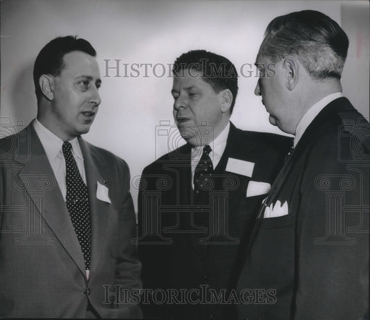 1953 Press Photo Wisconsin Labor at Marquette University's Brooks Memorial Union - Historic Images