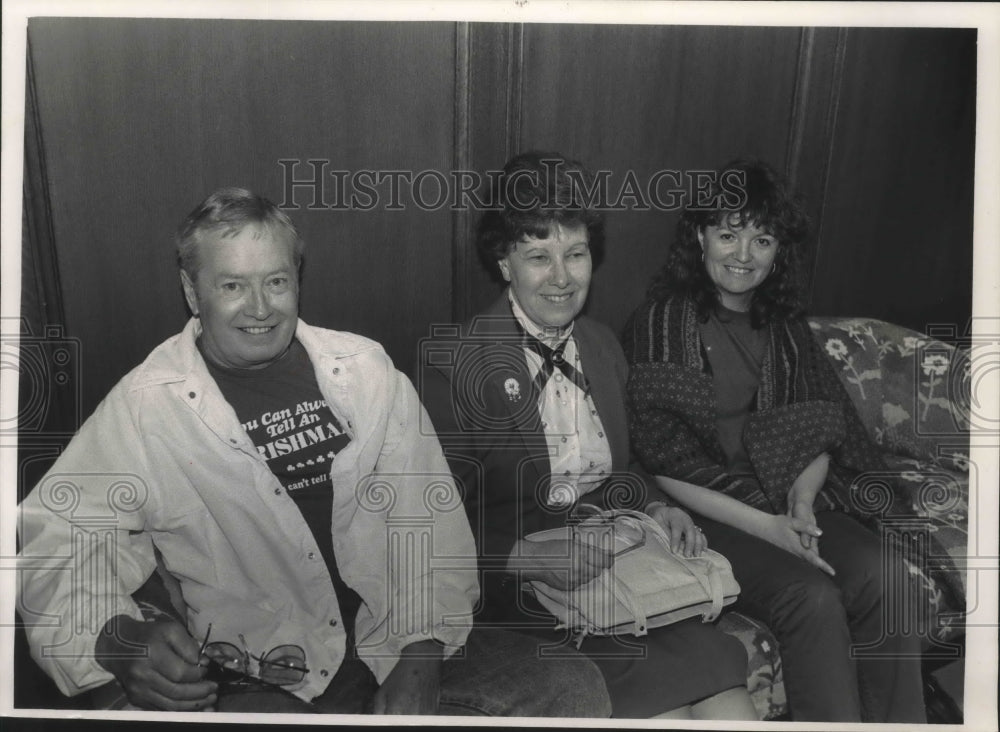 1989 Press Photo Rita Hangaard find cousins, travelling country, Greenfield. - Historic Images