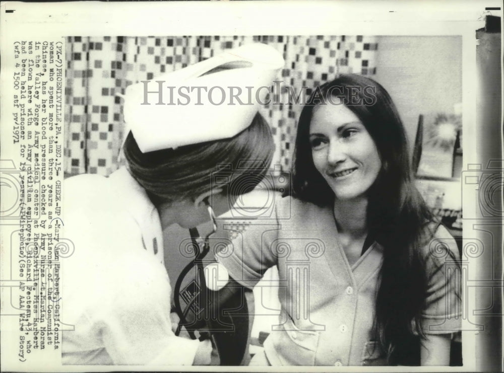 1971 Press Photo A nurse checks Mary Ann Harbert&#39;s blood pressure, Pennsylvania-Historic Images