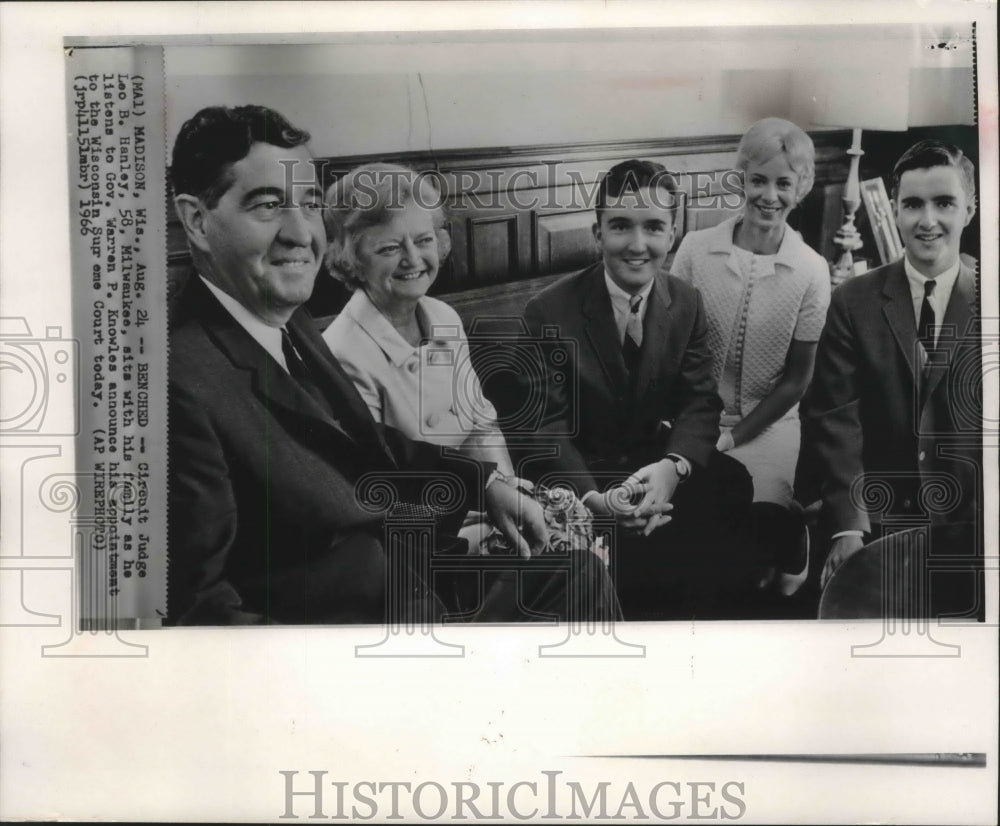1966 Press Photo Wisconsin Circuit Judge Leo B Hanley with his wife and kids - Historic Images