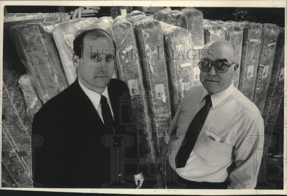 1986 Press Photo Michael and Kenneth Dethloff at their Milwaukee mattress store - Historic Images