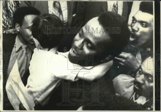 1971 Press Photo Gary Mayor Richard Hatcher, won Democratic primary, hugged kid-Historic Images