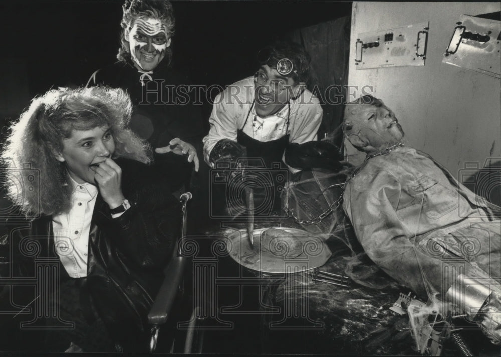 1990 Press Photo Cindy Schneider reacts to the Easter Seals&#39; Haunted display - Historic Images