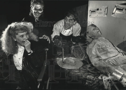 1990 Press Photo Cindy Schneider reacts to the Easter Seals' Haunted display - Historic Images