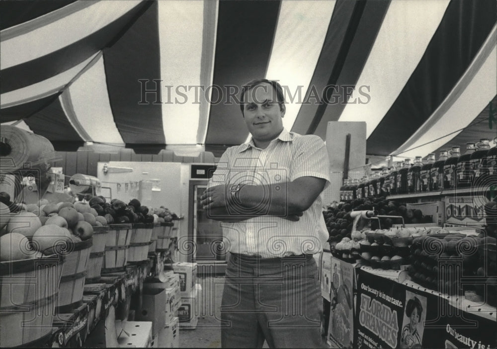 1985 Press Photo Michael Heyer, manager of the Country Style Food Store, Mequon - Historic Images