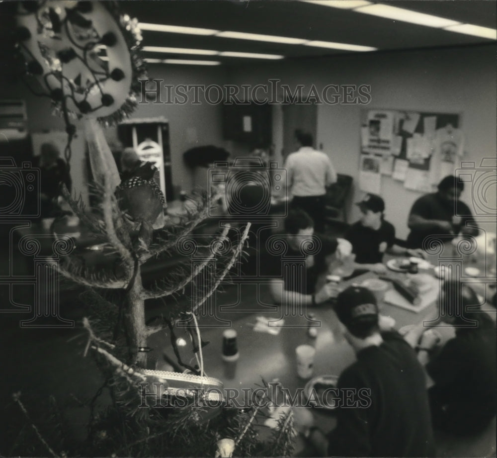 1993 Press Photo Firefighters enjoy Christmas dinner at the station, Milwaukee. - Historic Images