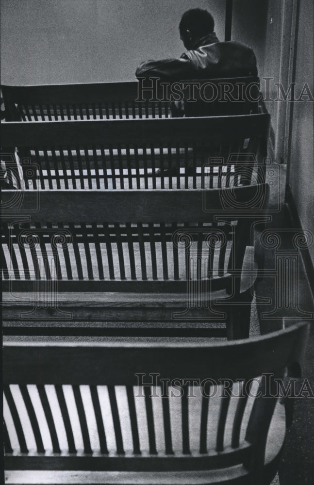 1973 Press Photo District Attorney waiting room with wooden benches, Milwaukee - Historic Images