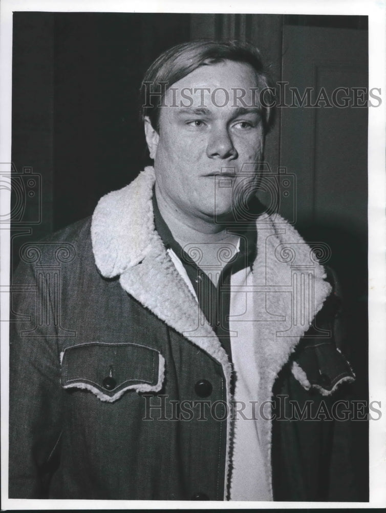 1975 Press Photo Keith Walker Testified At A Milwaukee Police Investigation - Historic Images